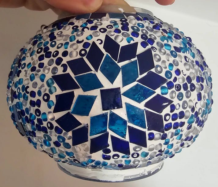 Gros plan verre mosaïque bleu lampe turque détail artisanal