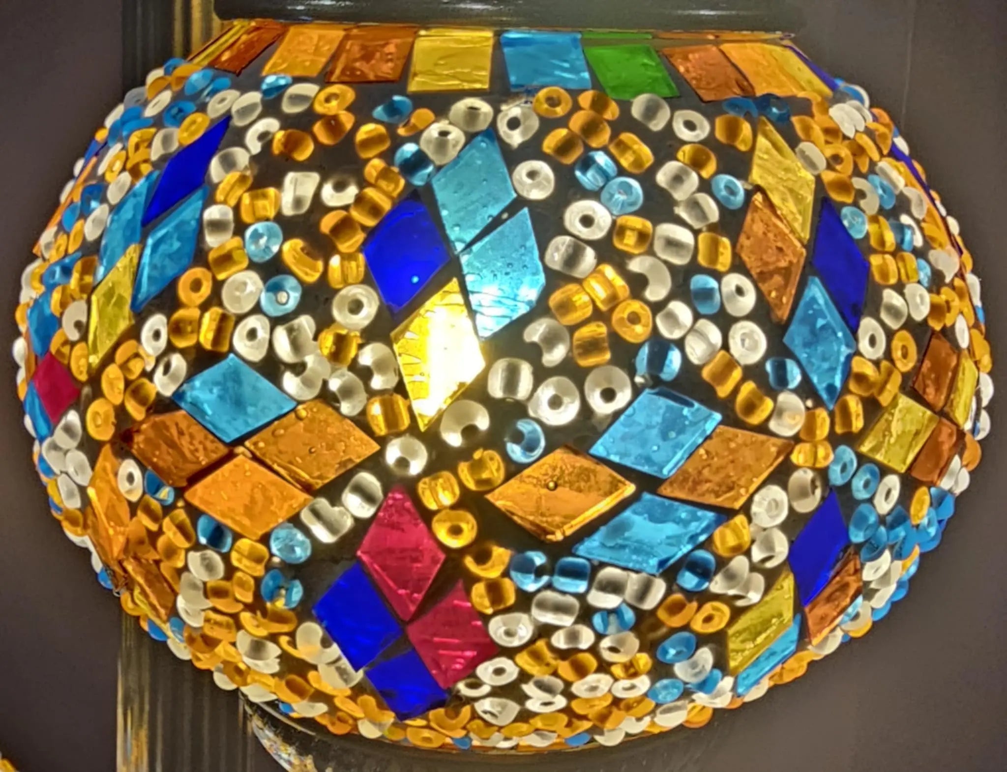 Gros plan verre mosaïque multicolore artisanat turc