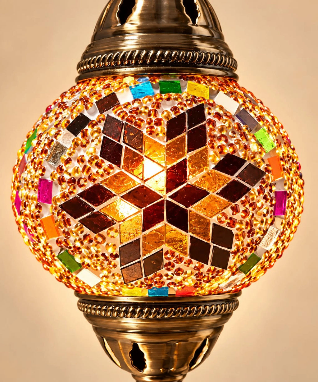 Gros plan sur le globe en verre d'une lampe mosaïque multicolore