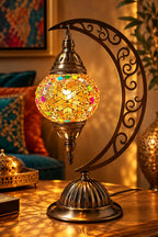 Lampe mosaïque multicolore artisanale allumée dans un intérieur élégant