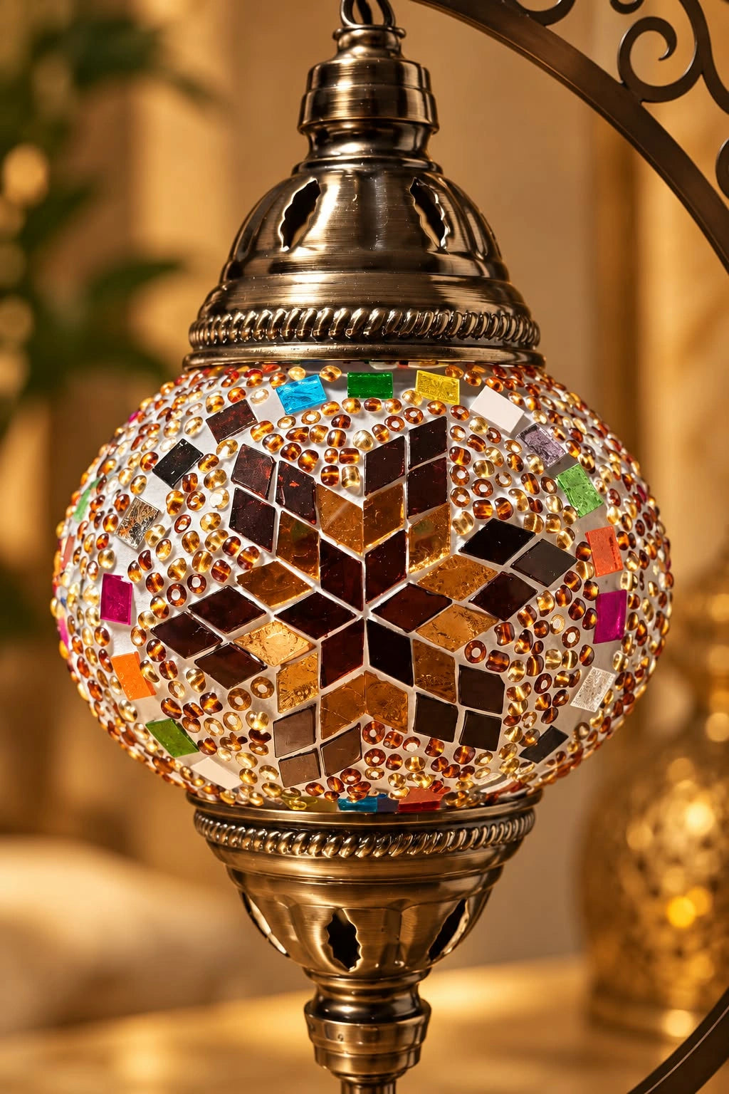 Lampe mosaïque multicolore avec motif géométrique et lumière chaleureuse