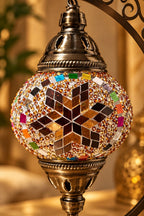 Lampe mosaïque multicolore avec motif géométrique et lumière chaleureuse