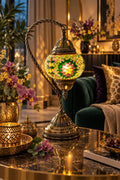Lampe mosaïque orientale vert jaune rose allumée dans un intérieur élégant – Mosaic Dream
