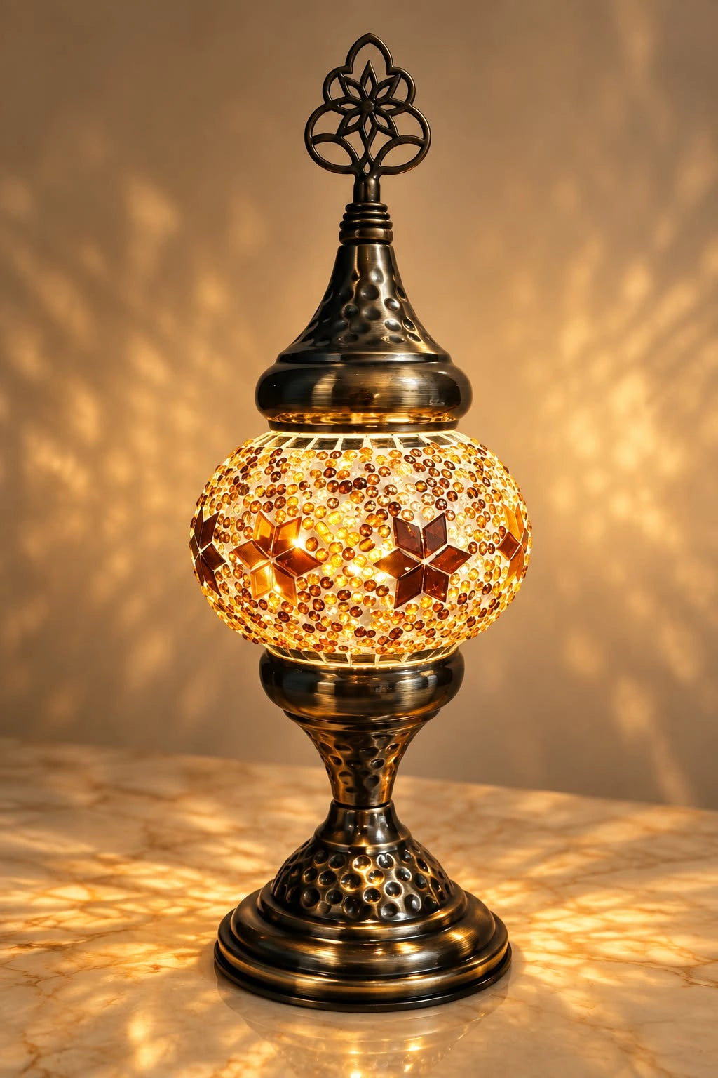 Lampe en mosaïque dorée artisanale de 30 cm dans un intérieur élégant