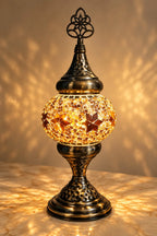 Lampe en mosaïque dorée artisanale de 30 cm dans un intérieur élégant