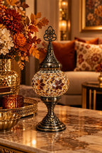 Lampe décorative en mosaïque dorée allumée sur une table