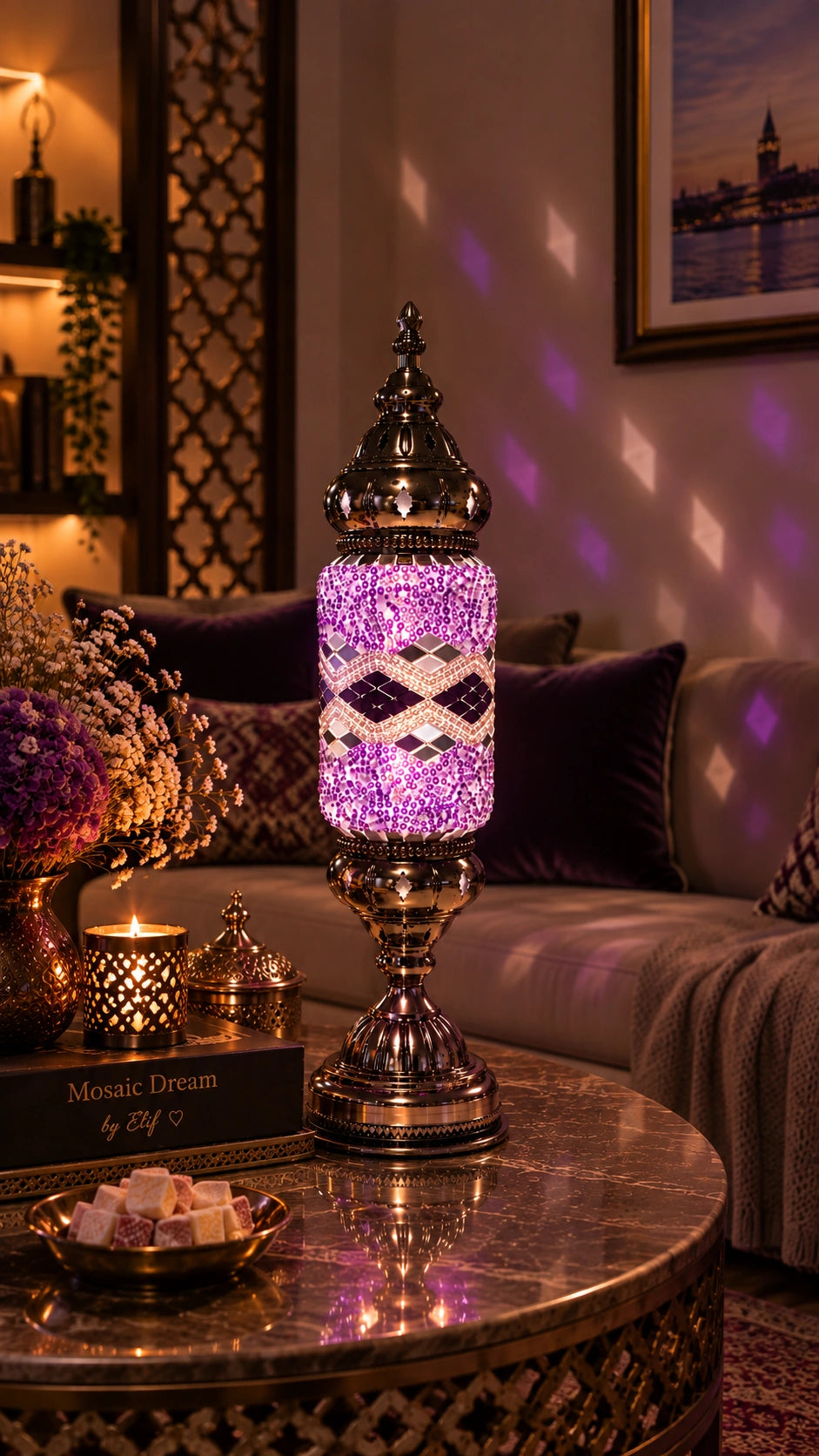 Lampe mosaïque mauve et argent allumée dans un intérieur élégant – Mosaic Dream