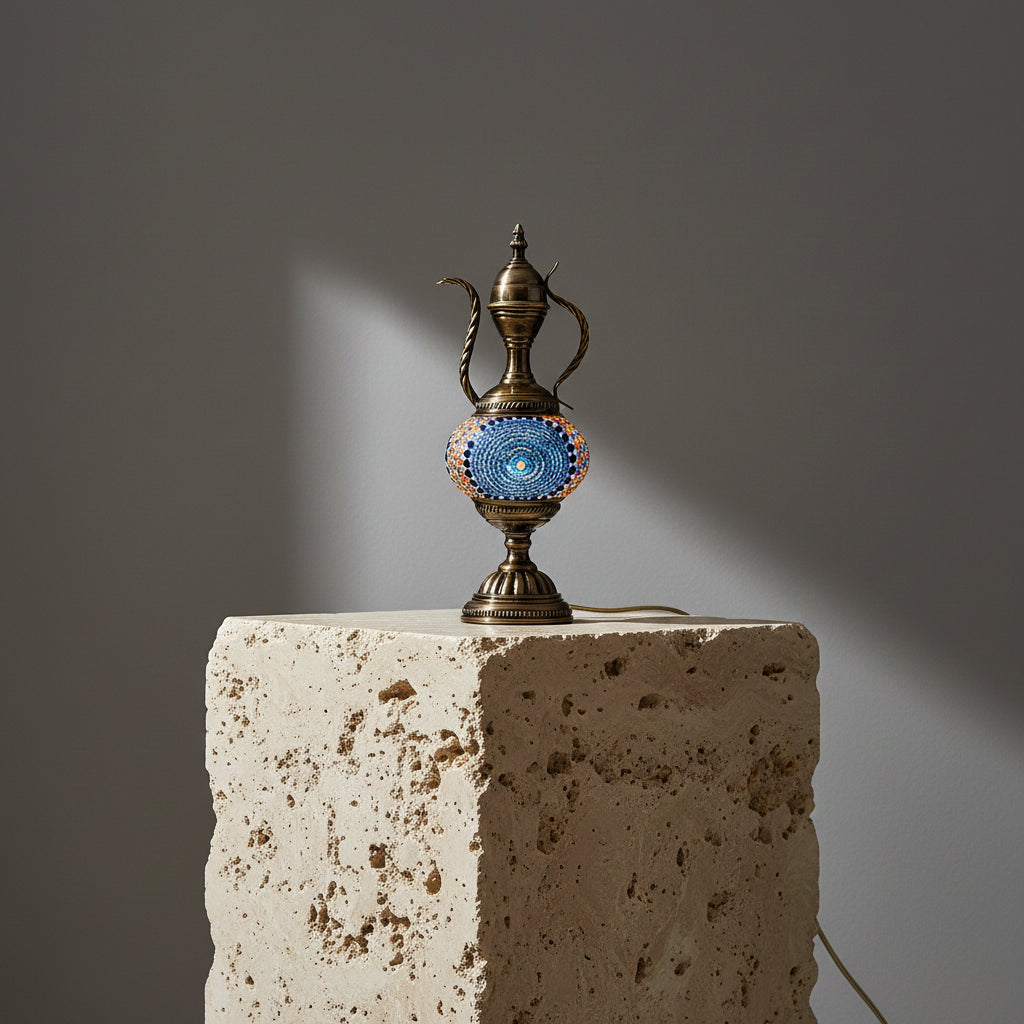 Lampe mosaïque spirale bleue – socle béton fond clair – Mosaic Dream