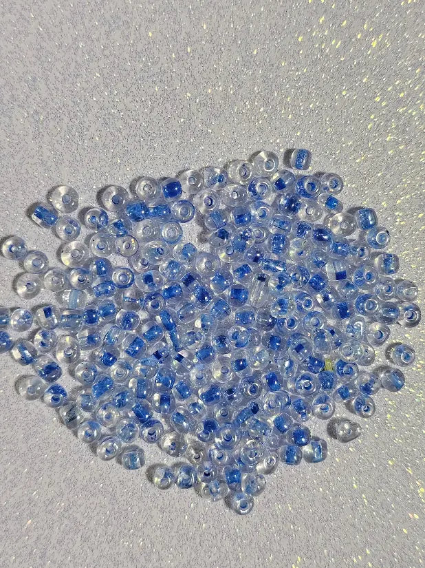 Détail perles bleu lavande transparentes AB pour mosaïque artisanale