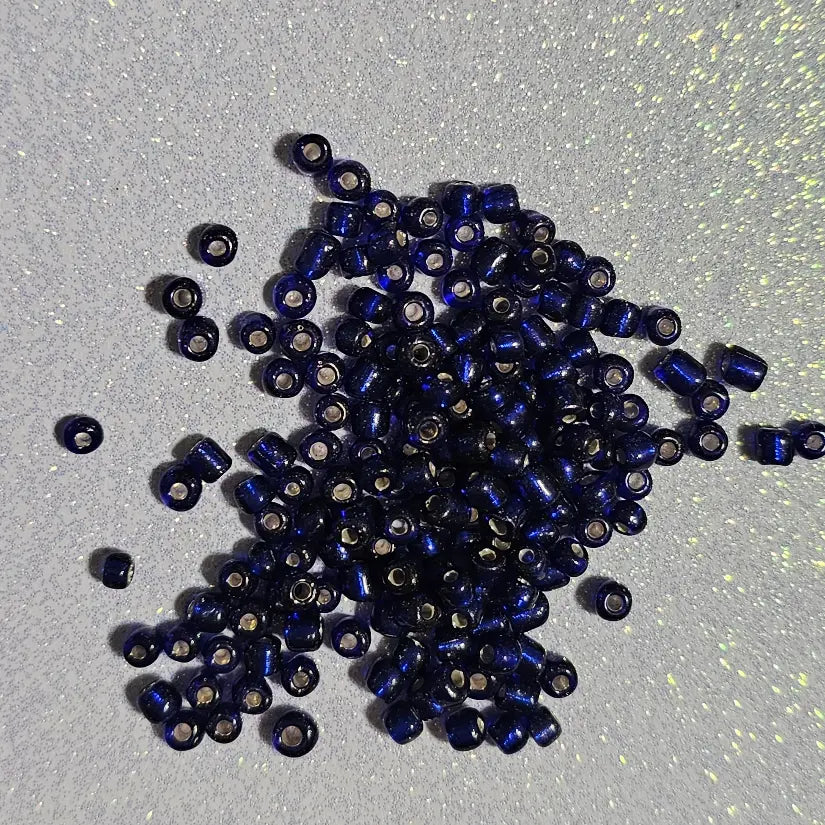 Détail perles bleu nuit pour mosaïque artisanale