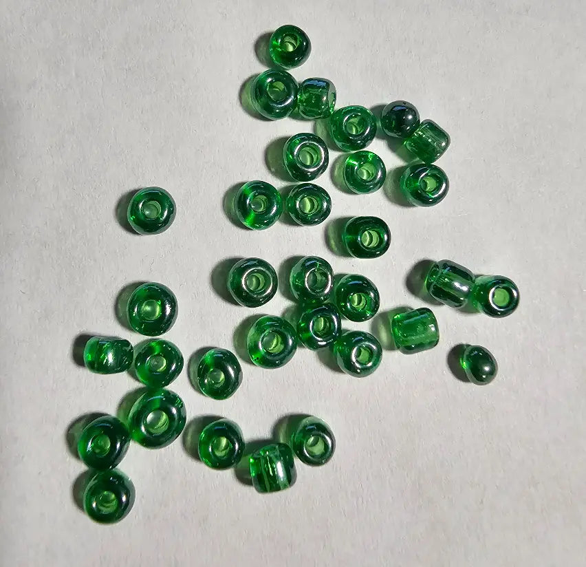 Détail perles vert prairie pour mosaïque artisanale