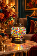 Petite lampe mosaïque multicolore de 22 cm dans un intérieur chaleureux