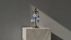 Lampe mosaïque bleue allumée – reflets colorés sur les murs, ambiance orientale