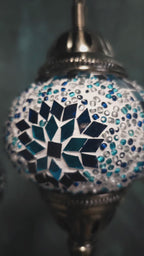 Vidéo lampe mosaïque turque 3 globes bleue allumée en rotation