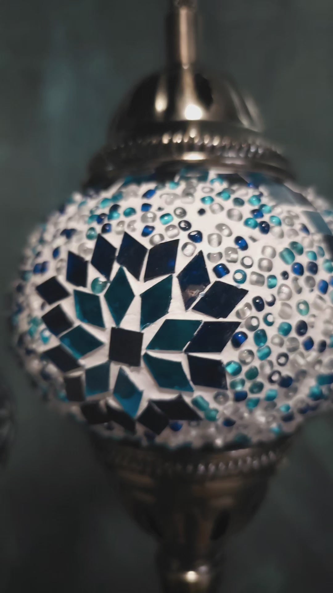 Vidéo lampe mosaïque turque 3 globes bleue allumée en rotation