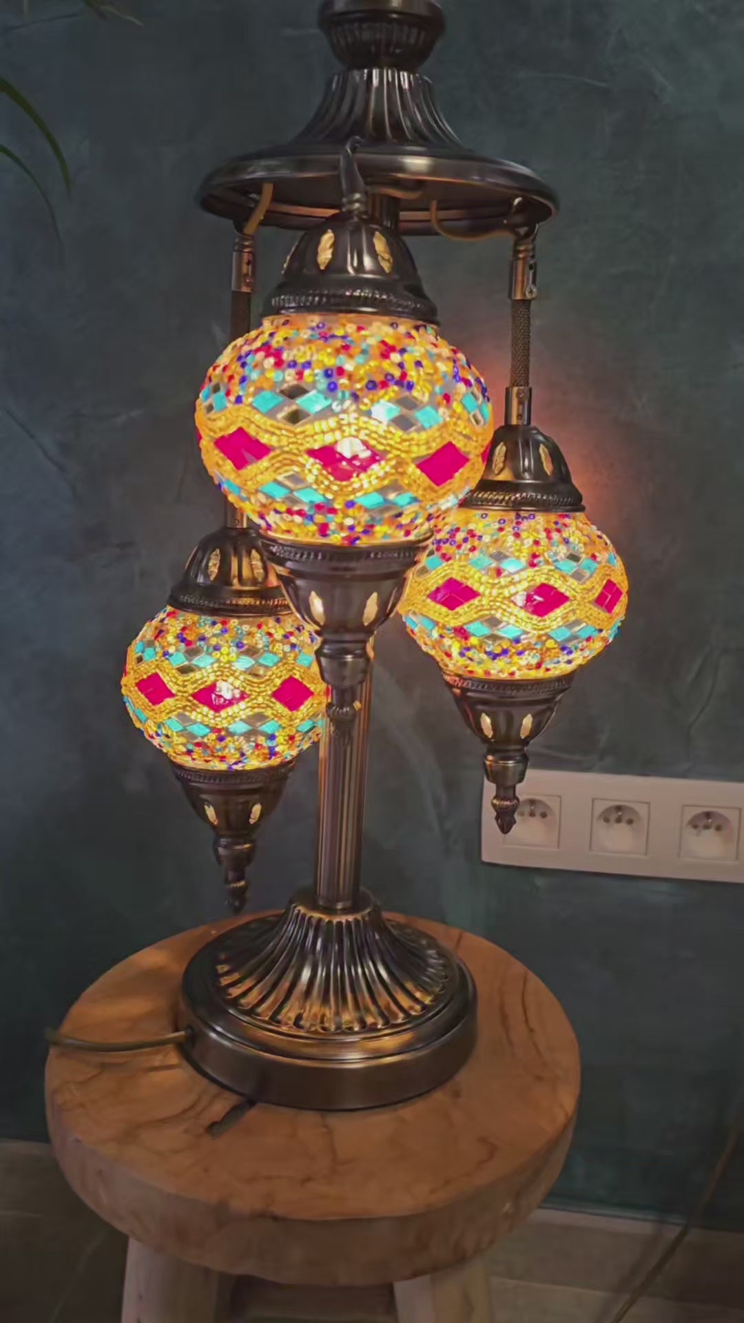 Vidéo lampe mosaïque turque rouge or allumée ambiance luxueuse