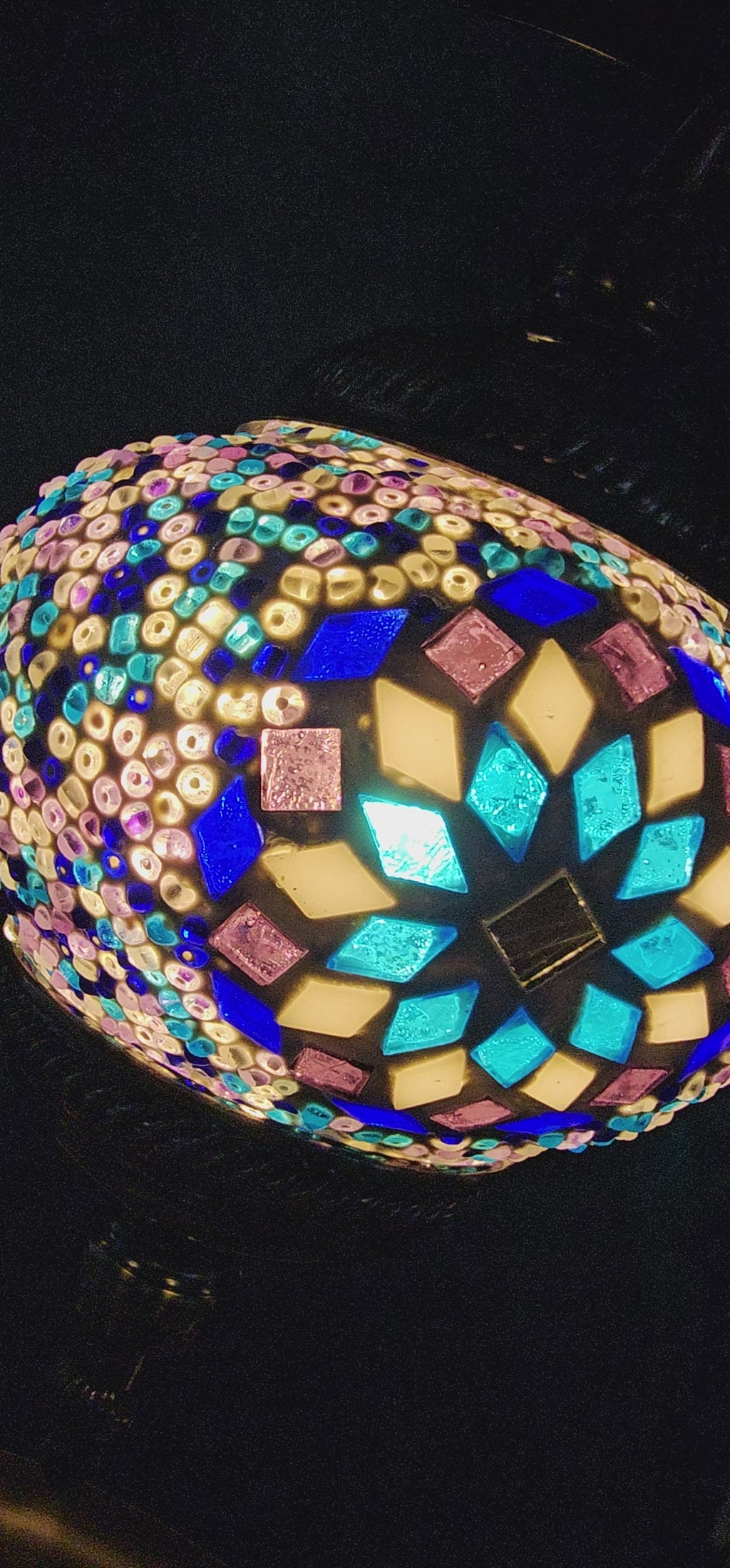 Vidéo lampe mosaïque turque artisanale allumée rotation