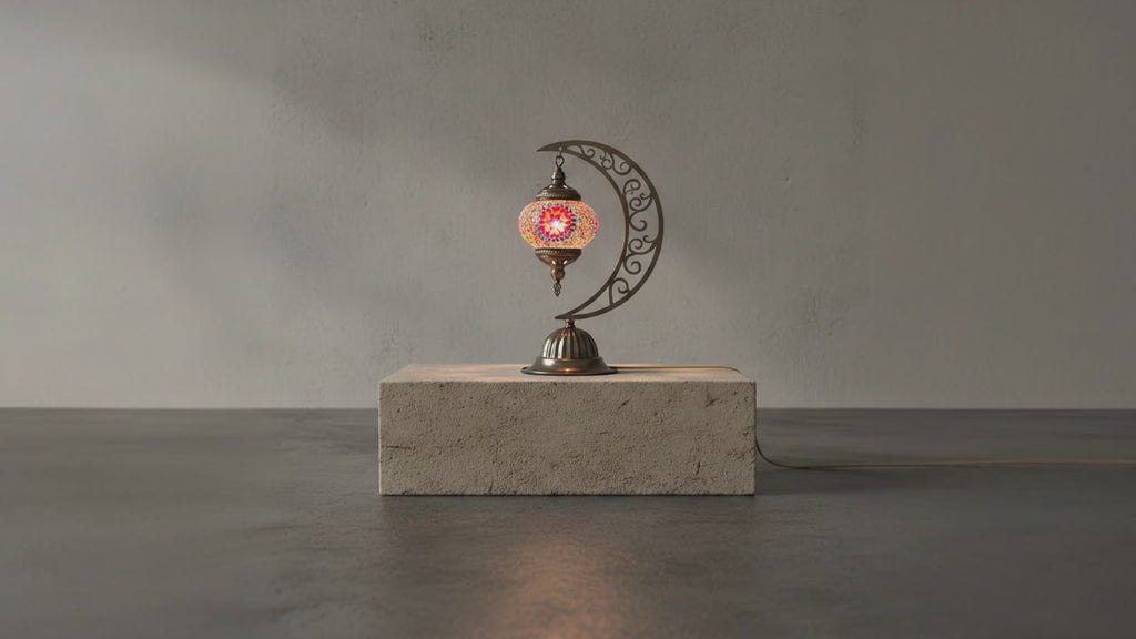 Lampe lune mosaïque orange et argenté allumée – reflets lumineux ambiance orientale