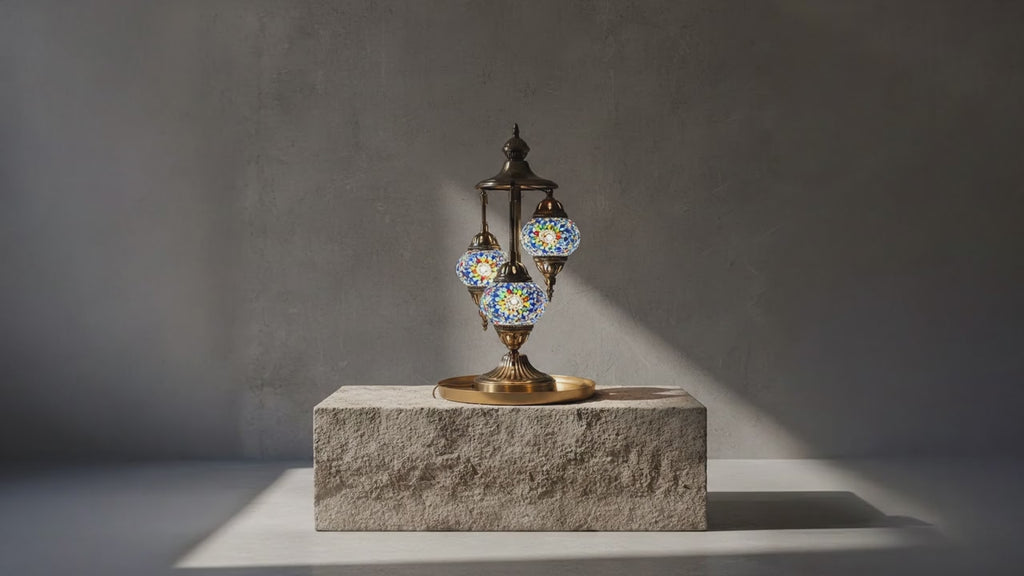 Lampe mosaïque 3 globes bleue et ambre allumée – jeu de lumières orientales