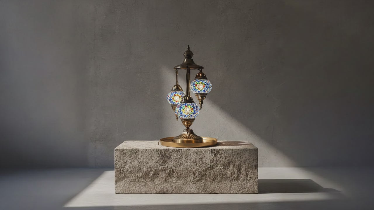 Lampe mosaïque 3 globes bleue et ambre allumée – jeu de lumières orientales