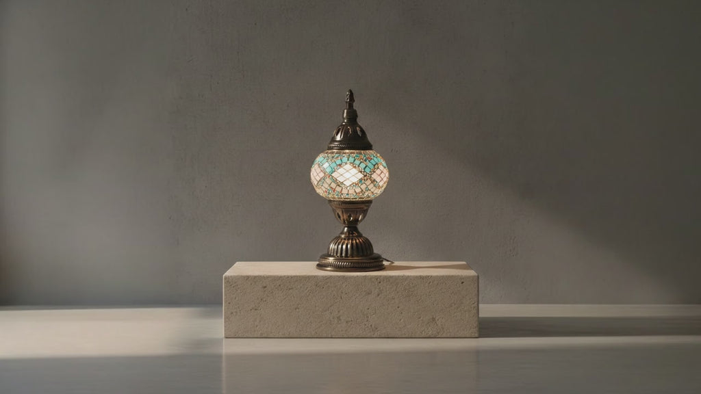 Lampe mosaïque artisanale turquoise et blanche, création faite main posée sur socle en pierre, éclairage doux, décoration intérieure haut de gamme.