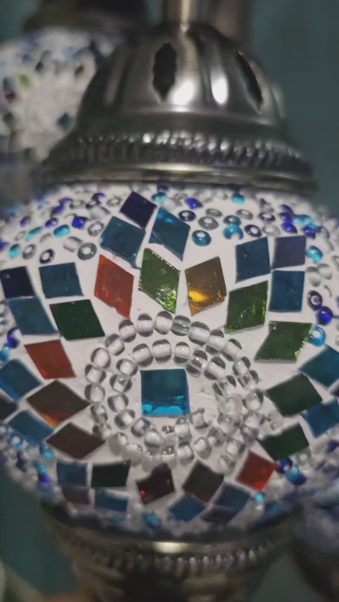 Vidéo lampe mosaïque turque bleue ambre allumée rotation