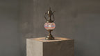 Lampe théière mosaïque rouge et bleue allumée – reflets lumineux ambiance orientale