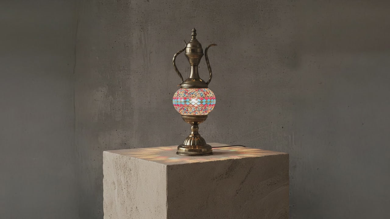 Lampe théière mosaïque rouge et bleue allumée – reflets lumineux ambiance orientale