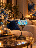 Lampe mosaïque Cygne Bleu artisanale allumée dans un intérieur luxueux