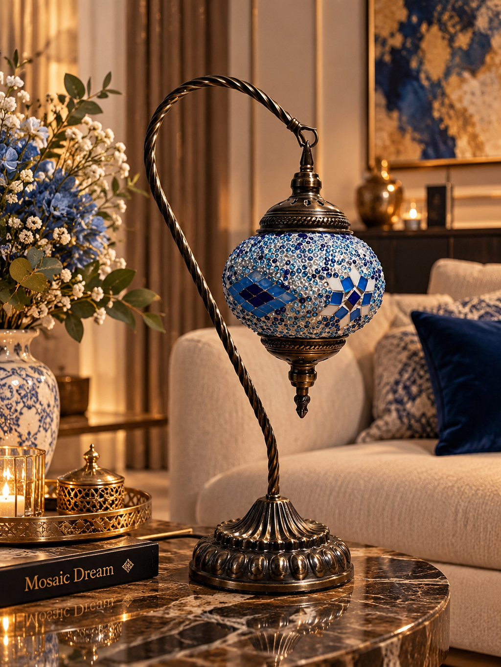 Lampe mosaïque Cygne Bleu artisanale éteinte avec détails en verre bleu et structure métallique travaillée