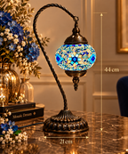 Lampe mosaïque Cygne Bleu de 44 cm avec base de 21 cm dans un décor luxueux