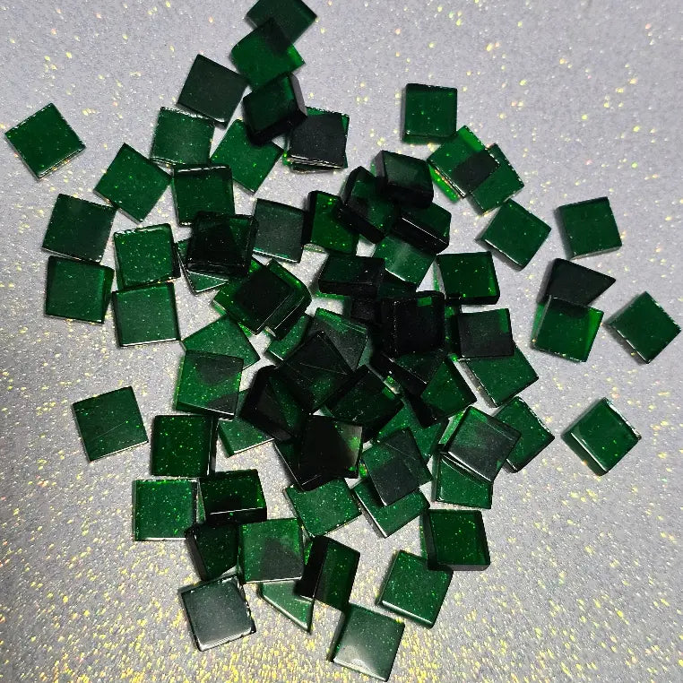 Carré de verre vert foncé 8 mm vue de face – tesselle mosaïque artisanale Belgique