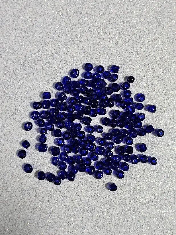 Détail perles bleu roi transparentes 4mm pour mosaïque artisanale