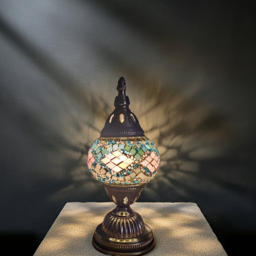 Détail lampe mosaïque turquoise et rose – tesselles de verre colorées, artisanat belge haut de gamme