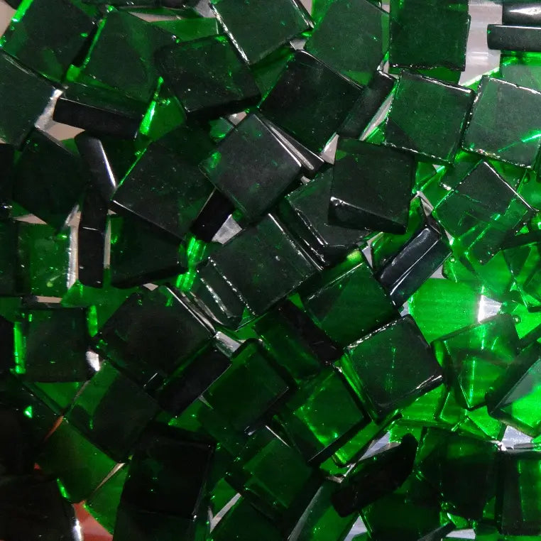 Détail tesselle verre vert foncé 8 mm coupe précise – accessoire mosaïque DIY Mosaic Dream