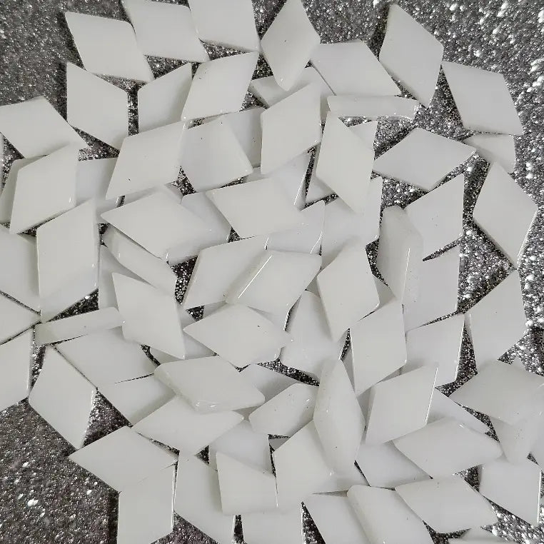 Losange de verre blanc opaque 8 mm vue de face – tesselle mosaïque artisanale Belgique