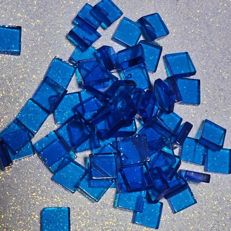 Carré de verre bleu 8 mm vue de face – tesselle mosaïque artisanale Belgique