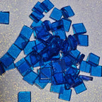 Carré de verre bleu 8 mm vue de face – tesselle mosaïque artisanale Belgique