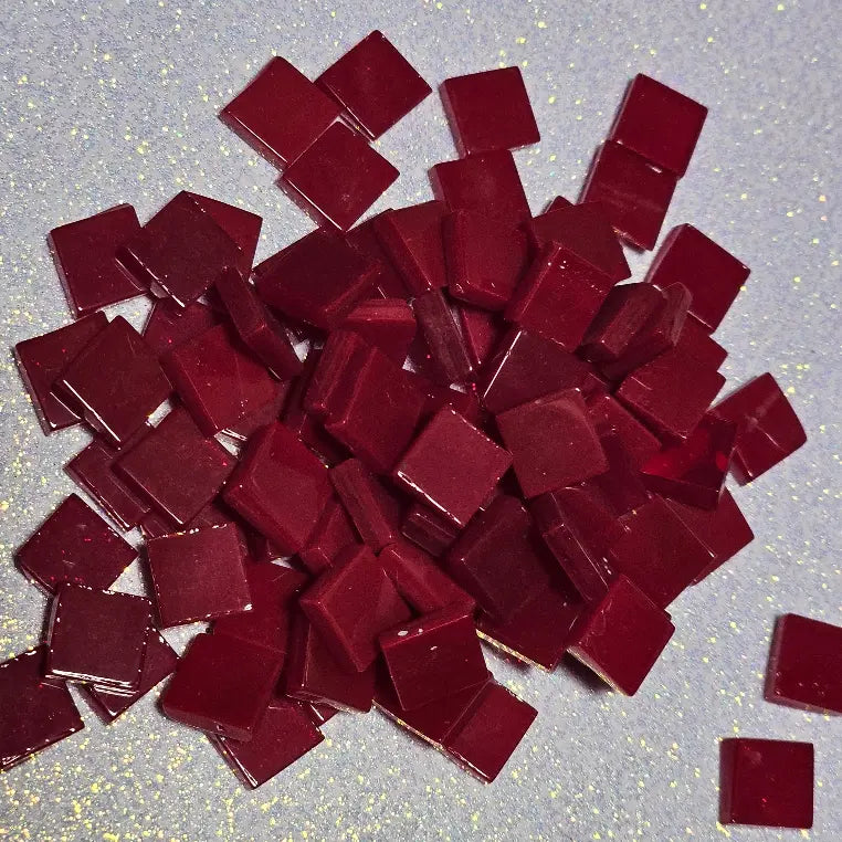 Carré de verre bordeaux opaque 8 mm vue de face – tesselle mosaïque artisanale Belgique