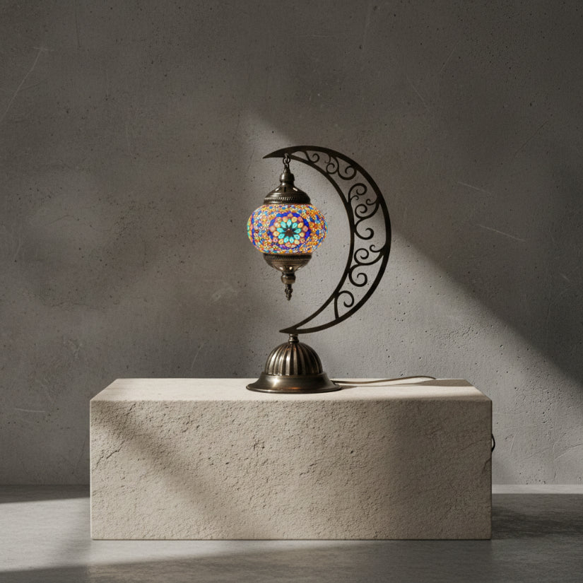Lampe lune mosaïque mauve et bleue allumée – éclairage doux oriental 