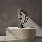 Lampe lune mosaïque mauve et bleue allumée – éclairage doux oriental 