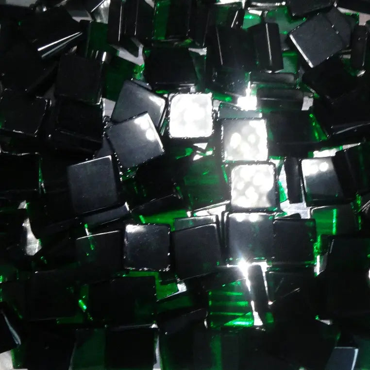 Carré de verre vert profond 8 mm vue de face – tesselle mosaïque artisanale Belgique