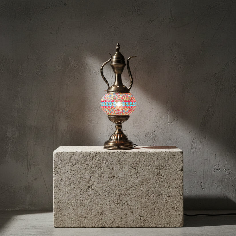 Lampe théière mosaïque rouge et bleue allumée – éclairage oriental artisanal
