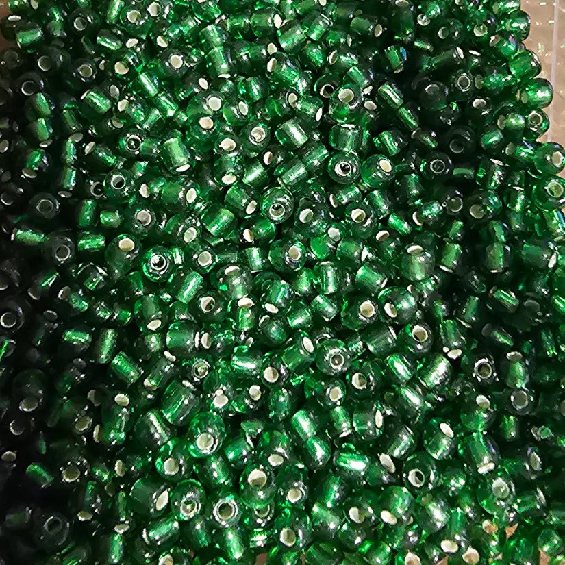 Perles de rocaille vert émeraude silver-lined 4mm — Mosaic Dream