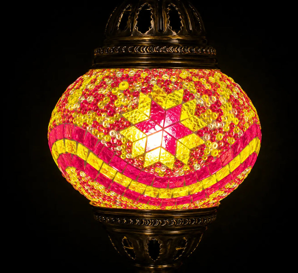 Zoom globe mosaïque rouge et jaune – détail fait main – Mosaic Dream