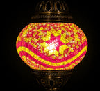Zoom globe mosaïque rouge et jaune – détail fait main – Mosaic Dream