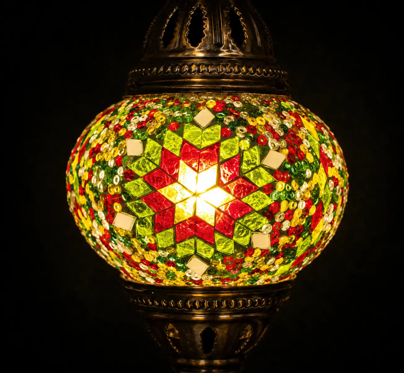 Zoom globe mosaïque vert rouge jaune – détail artisanal – Mosaic Dream